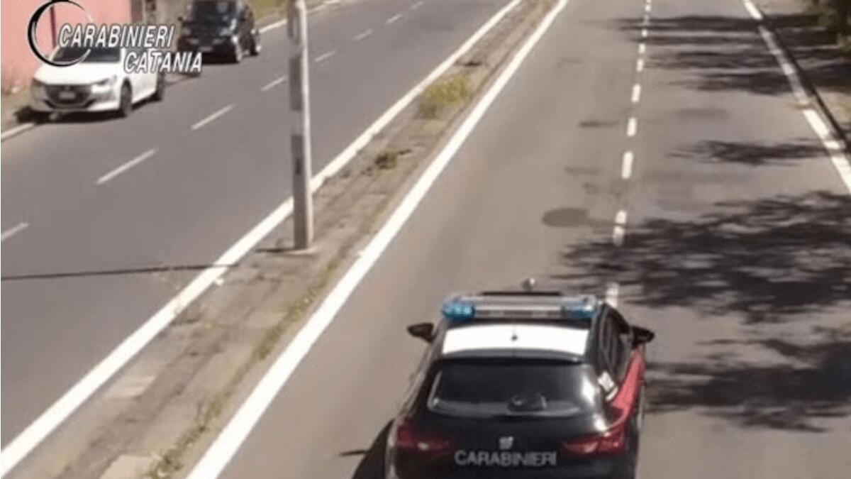 Via Capo Passero: evade dai domiciliari e getta il cane degli zii dalla finestra per ripicca - 