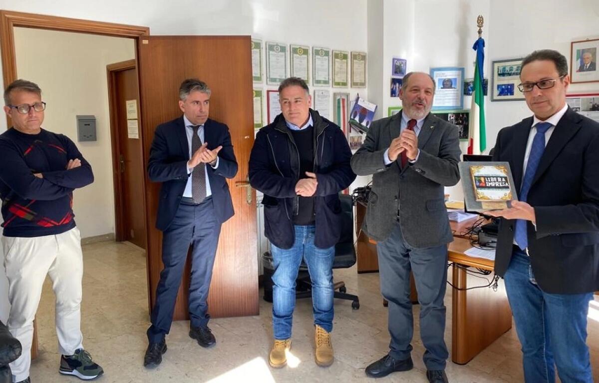 Pregiudicato chiedeva pizzo con finalità mafiose: targa di riconoscimento d’Associazione Antiracket - 