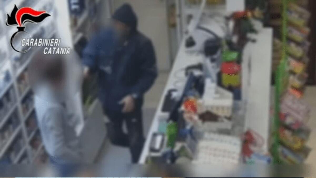 Rapinatore seriale con tre colpi in altrettante settimane: si fa sgamare dalla videosorveglianza (NOME) - 