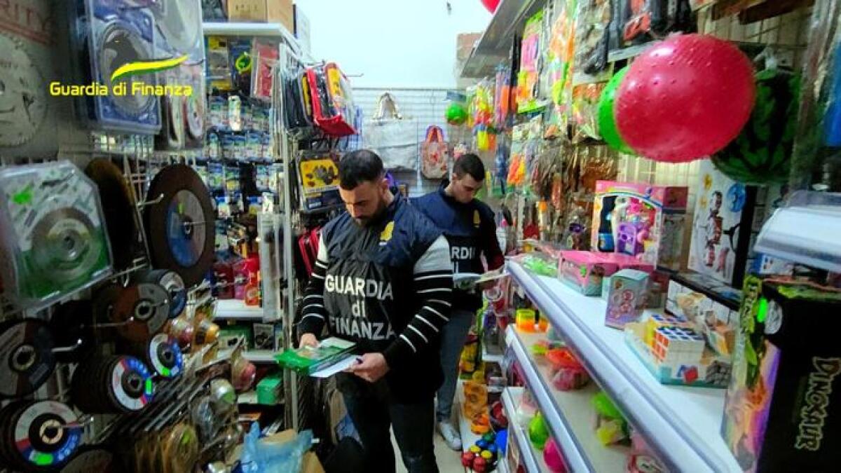 Sequestro per negozio a gestione cinese: circa 30.000 giocattoli per bambini pericolosi - 