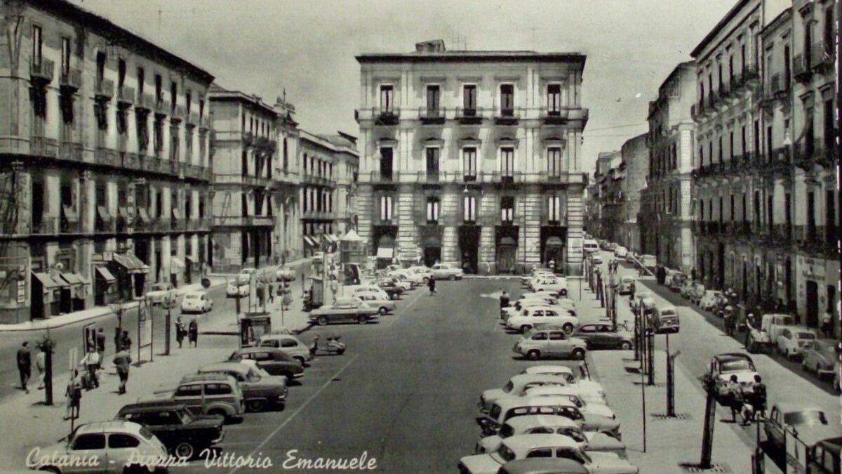 6 Foto Incredibili di Piazza Vittorio Emanuele II che ti Faranno Viaggiare nel Tempo - 