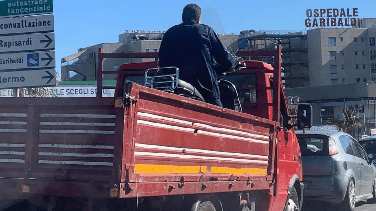 A Catania tutto è possibile: la surreale foto alla Circonvallazione che sta girando sul web - 