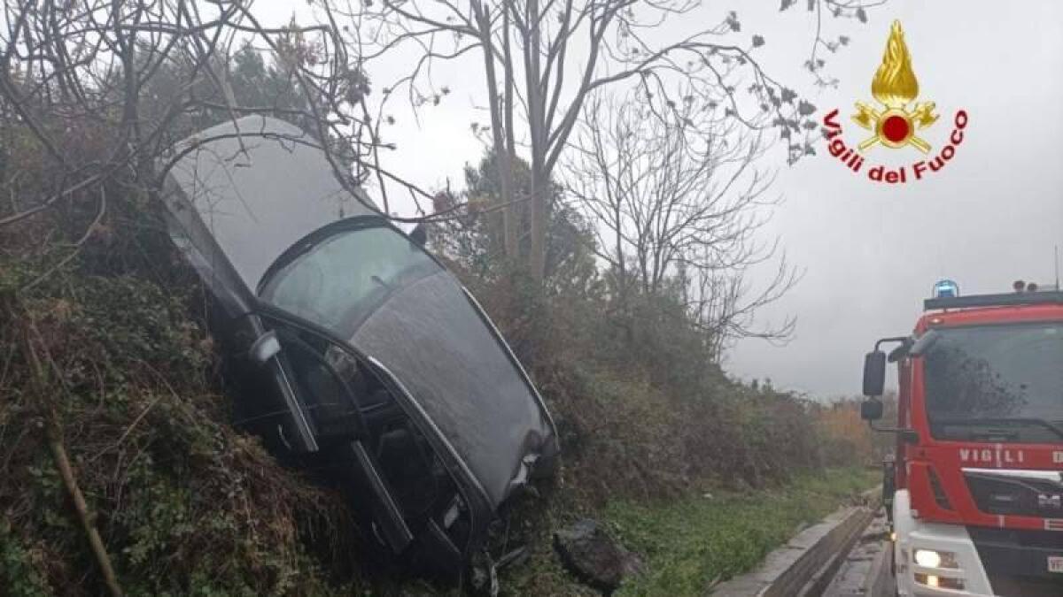 Grave incidente sulla Messina-Catania: auto finisce fuori strada (FOTO) - 