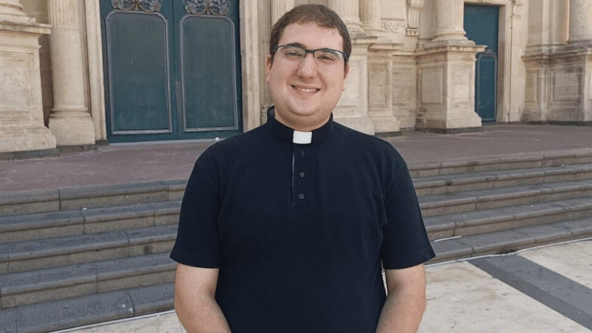 Prete di Mascali abbandona la Chiesa per amore di una parrocchiana per San Valentino - 