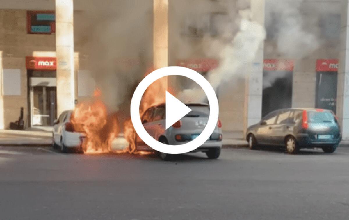 Auto in fiamme a Catania: uno dei proprietari era a bordo con i figli - 