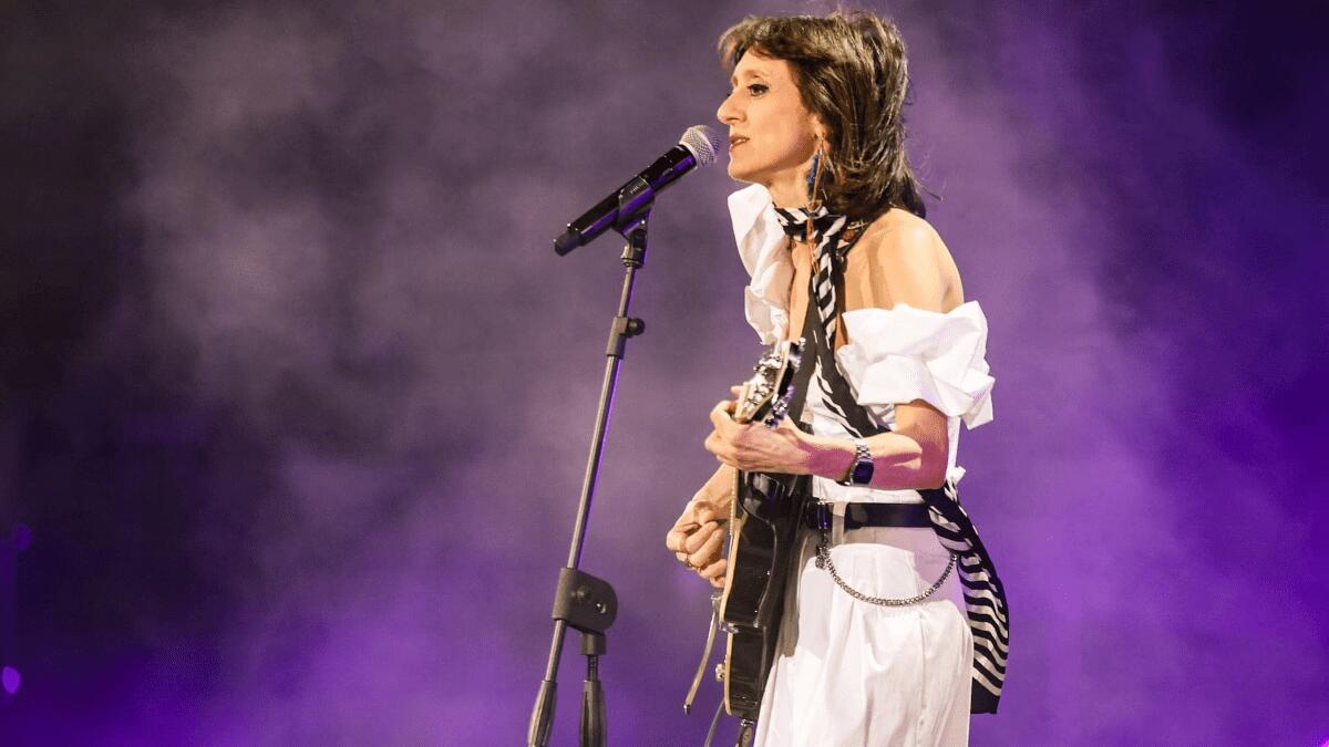 Cassandra Raffaele porta il suo indie pop cinematografico a Catania con il tour di “Camera Oslo” - 