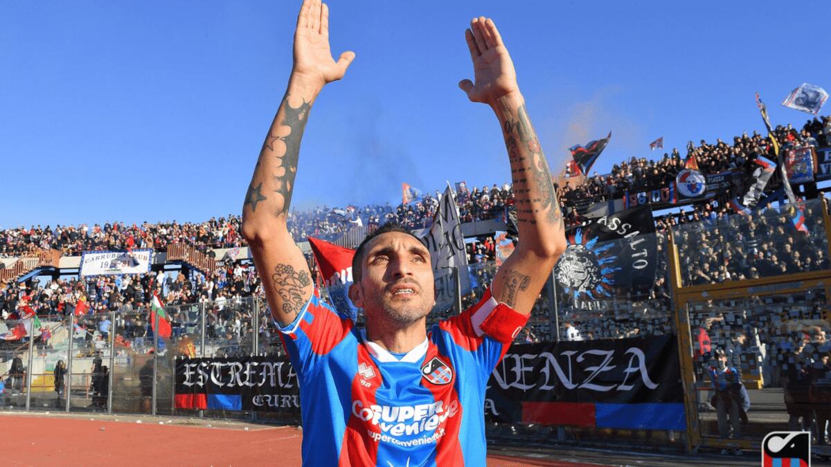 Tanti auguri Ciccio! Francesco Lodi festeggia dopo la promozione assieme al Catania SSD - 