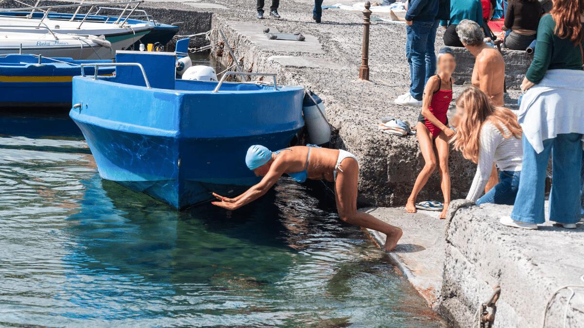È già corsa al tuffo in mare nella spiaggia di Li Cuti: primi avventurieri fotografati in attesa dell’estate - 