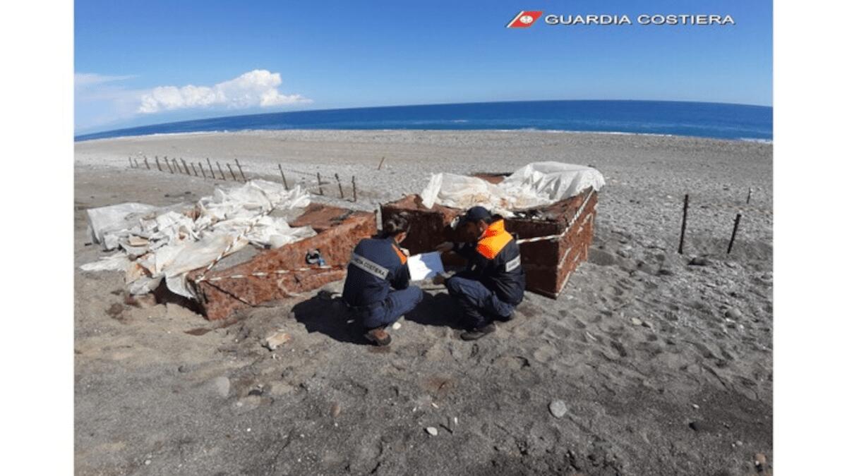 Spiaggia sequestrata: vecchio lido “riemerge” dopo mareggiata e svela abbandono rifiuti speciali - 