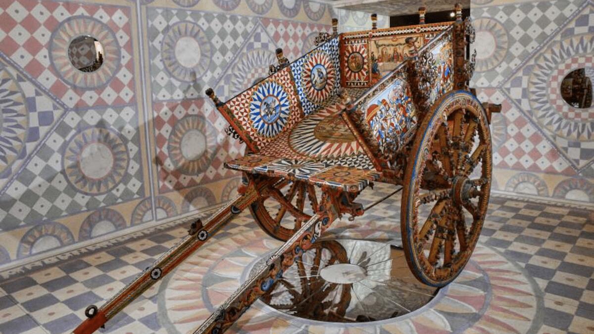 Al Bano Carrisi ammira la bellezza del Museo del Carretto Siciliano nel Catanese - 
