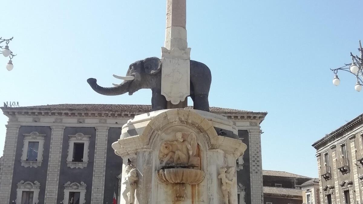 "U Liotru" si fa bello: via al restauro, dopo 25 anni, della Fontana dell'Elefante - 