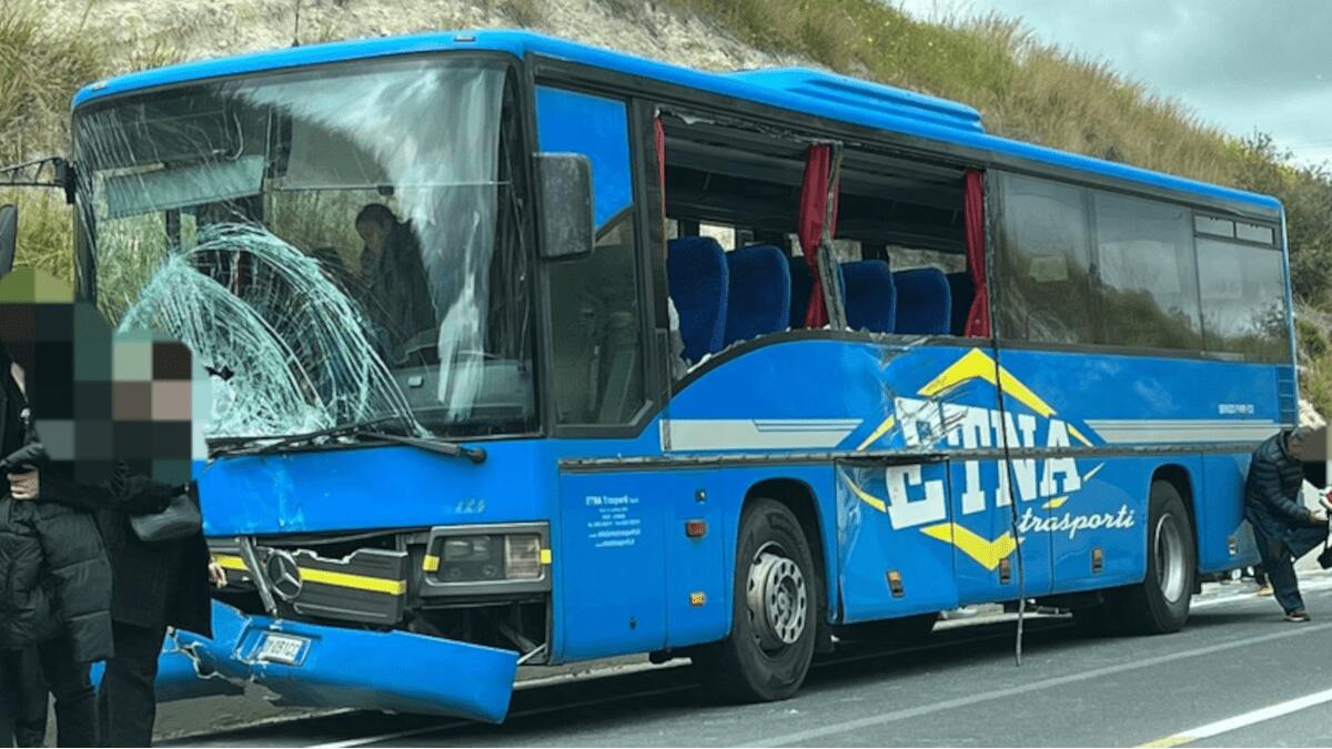 Incidente sulla Gela Catania: autobus dell’Etna Trasporti si scontra con auto, diversi passeggeri feriti - 