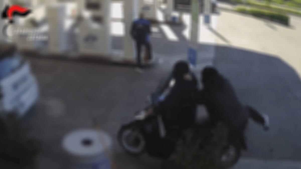 Rapina distributore benzina Catania: il video in cui il ladro saluta lo zio durante il crimine - 