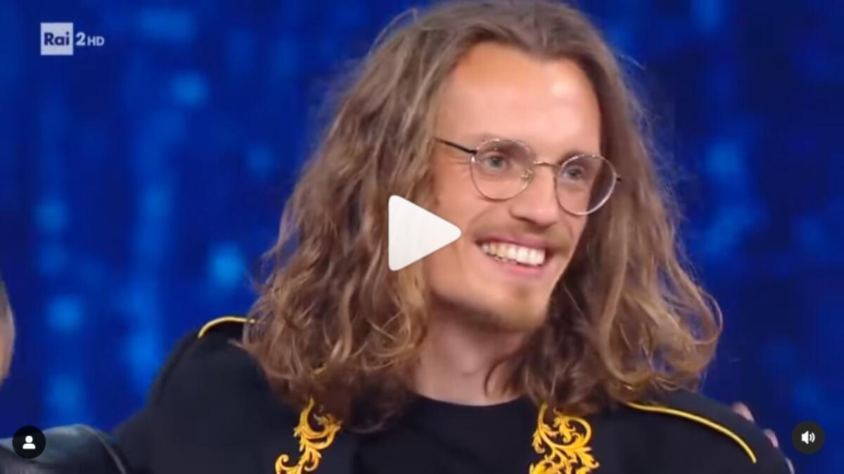 "Sono grato di esservi arrivato come persona e come artista". L'artista Mikhail Albano ringrazia i catanesi in diretta su Rai 2 - 