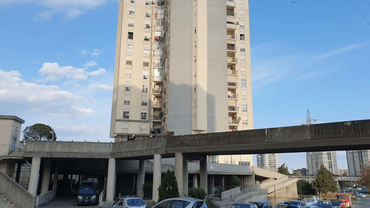 Librino: si barrica in casa e comincia a sparare a zero verso la strada poiché denunciato per spaccio - 