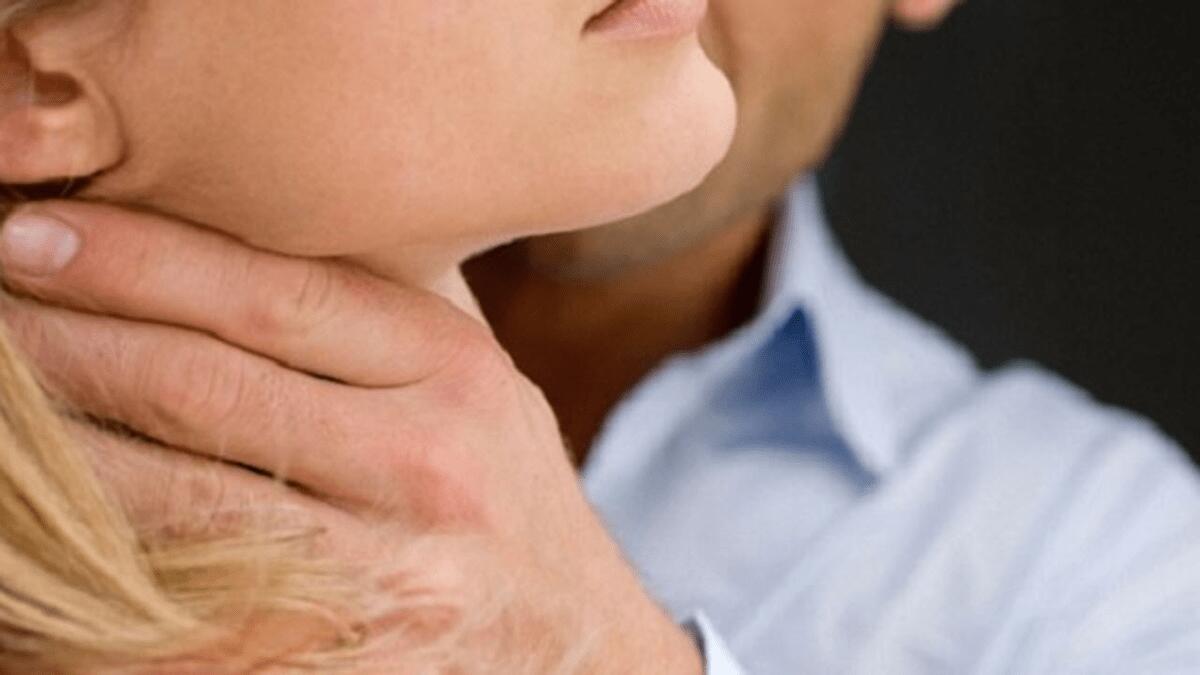 Tenta di strangolarla e scopre la verità: aggressore già condannato per tentato omicidio della moglie - 