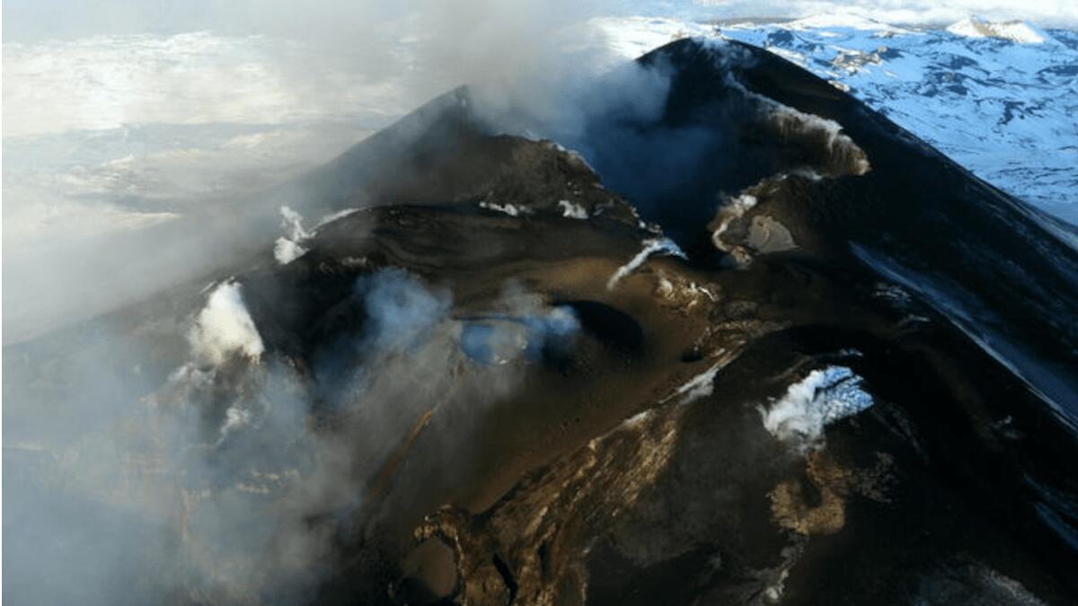 Etna in tumulto: esplosione spettacolare e sciame sismico agitano il Vulcano - 
