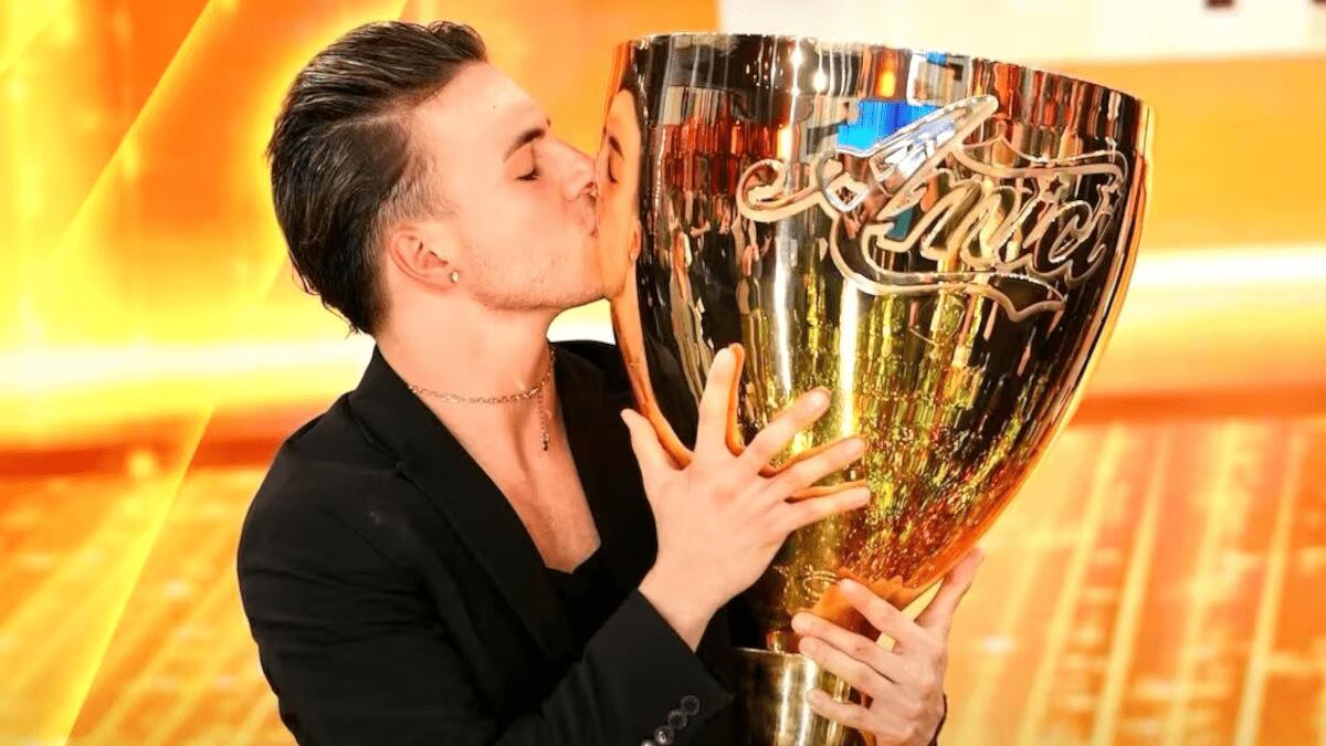 Mattia Zenzola, l'allievo di Raimondo Todaro, vince la Finale di Amici: «Mormora, la gente mormora» - 