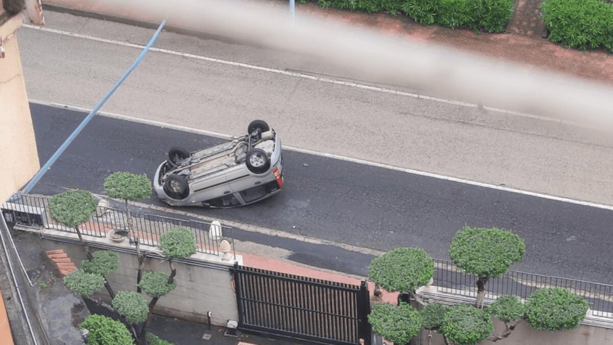 Incidente mortale a Gravina di Catania: auto si schianta contro palo, morta una donna - 