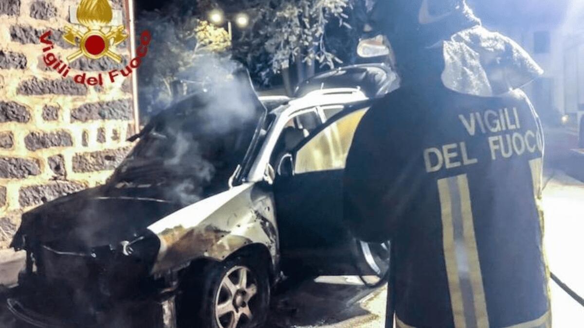 60enne respinto da donna fidanzata: incendia il SUV di lei minacciando con una mazza la coppia - 