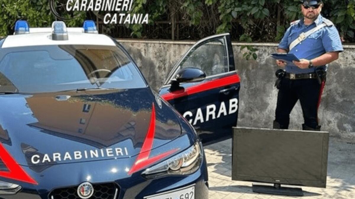 Il furto è da professionista ma la fuga da dilettante: ruba TV 43 pollici e tenta la fuga in monopattino - 