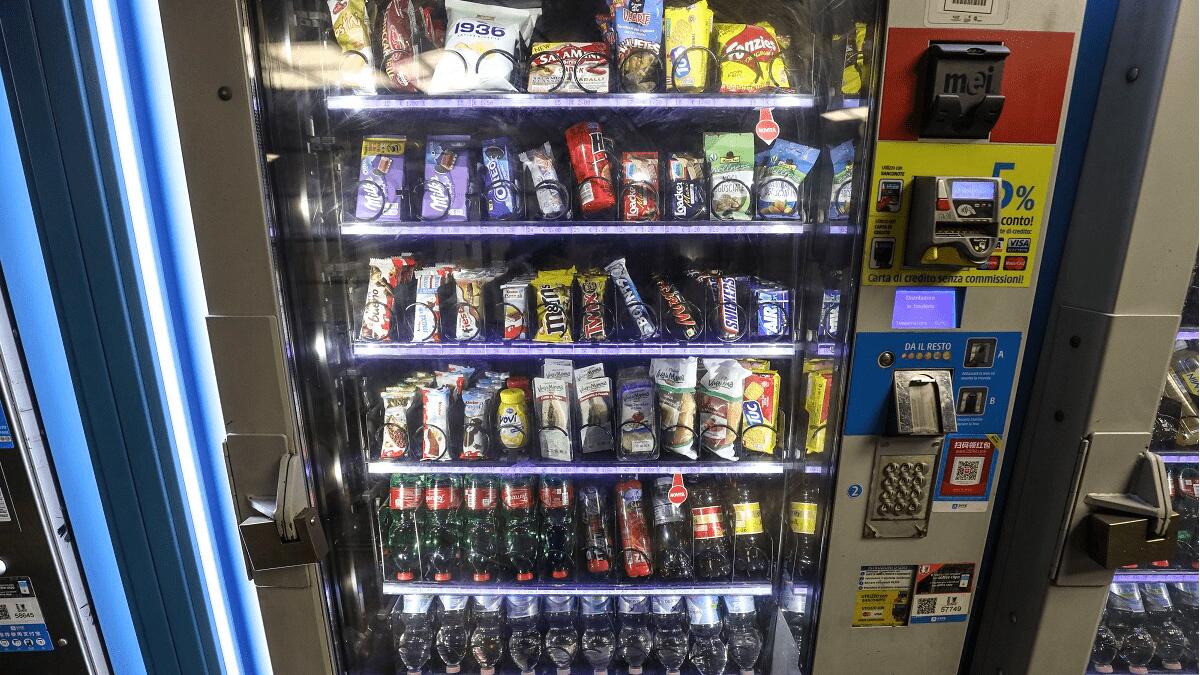 Utilizza jammer da centinaia di euro per rubare poco meno di 10 euro dal distributore di merendine - 