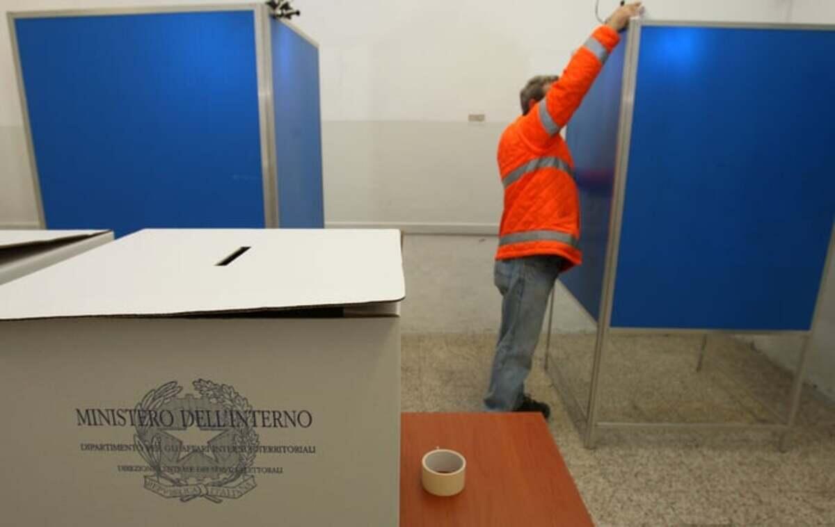 Elezioni Catania: riprende le schede col telefono dentro la cabina - 