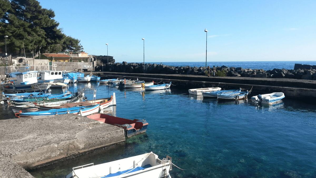 Bagnante morto nel porticciolo di San Giovanni Li Cuti: deceduto mentre nuotava, chi è la vittima - 