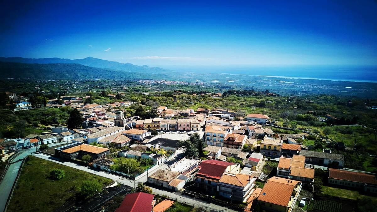 Un libro fa Presa: la rassegna letteraria dell'estate sull'Etna - 