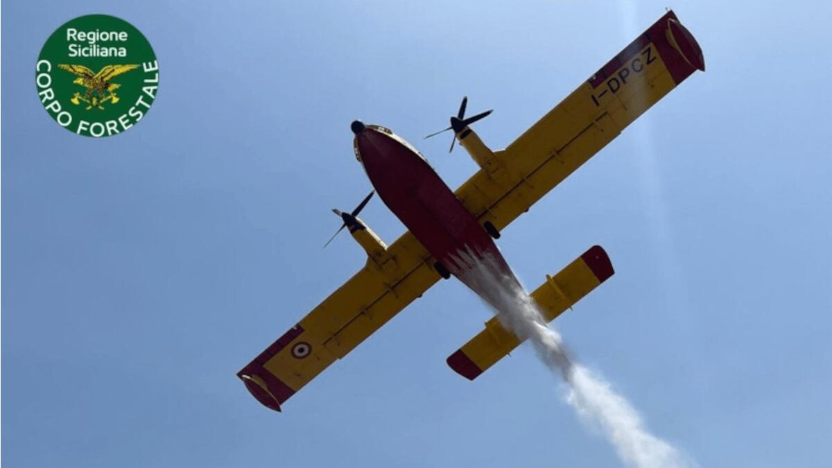 Incendi Sicilia: notte di roghi nel Catanese, alcuni ancora in corso, interventi anche con Canadair - 