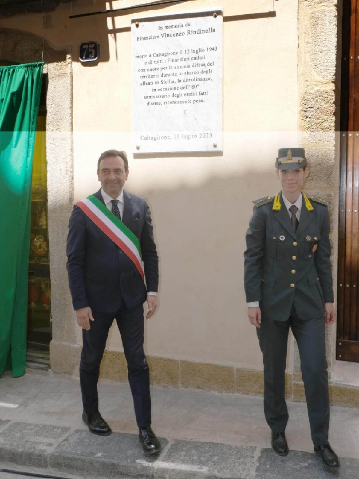 Caltagirone rende omaggio al finanziere Vincenzo Rindinella: svelata una targa in memoria del valoroso eroe di guerra - 