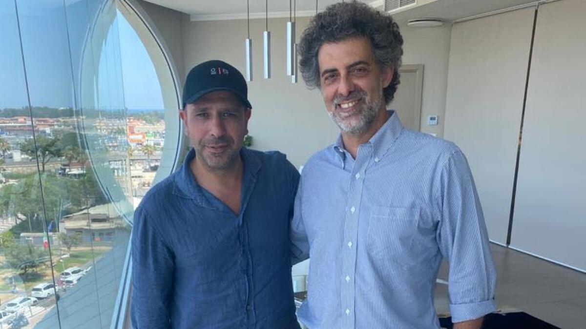 Checco Zalone all'aeroporto di Catania, sarà una partenza o un arrivo? - 