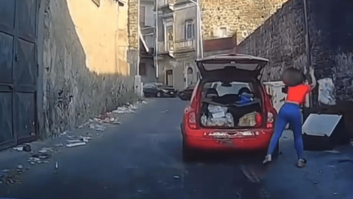 L’assessore sbeffeggia l’incivile: «Il premio supereroi della settimana lo vince lei» (VIDEO) - 