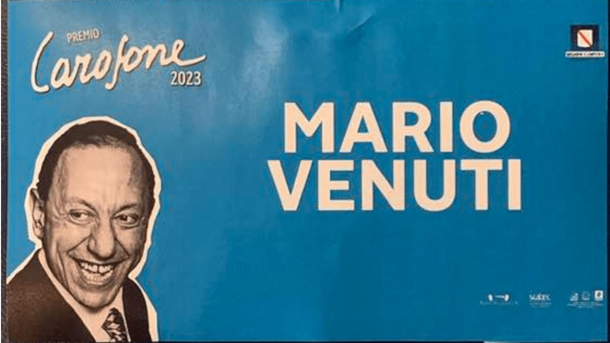 Mario Venuti riceve il Premio Carosone 2023 per il brano Napoli-Bahia - 