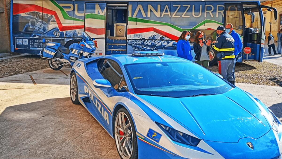 Lamborghini della Polizia a Catania per sensibilizzare sulla corretta condotta da tenere in strada - 