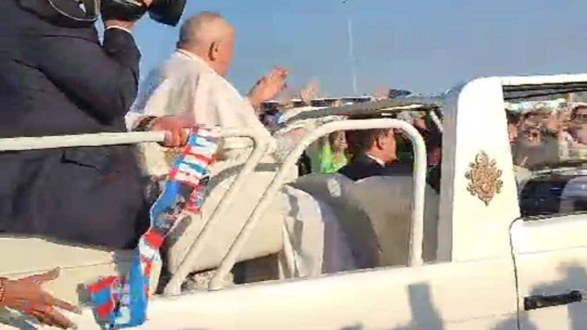 Tifoso rossoazzurro lancia sciarpa del Catania al Papa, guarda il video che rimarrà nella storia - 