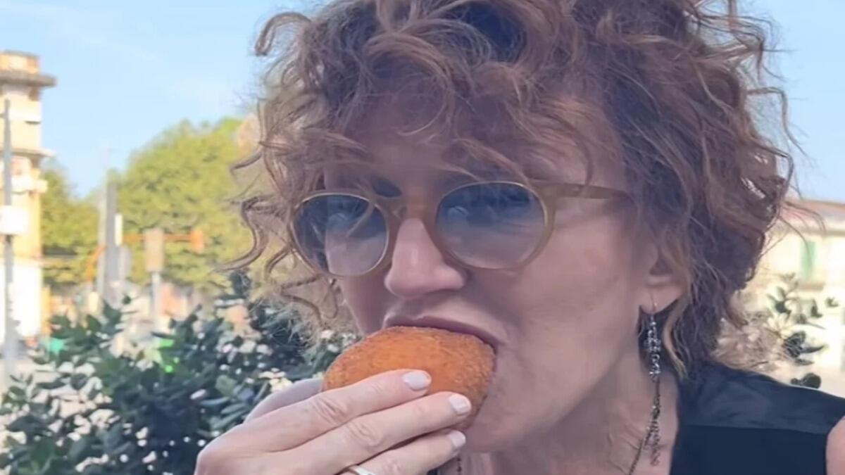 Fiorella Mannoia ringrazia la Sicilia, mangiando un "arancino". Ecco il suo video virale - 