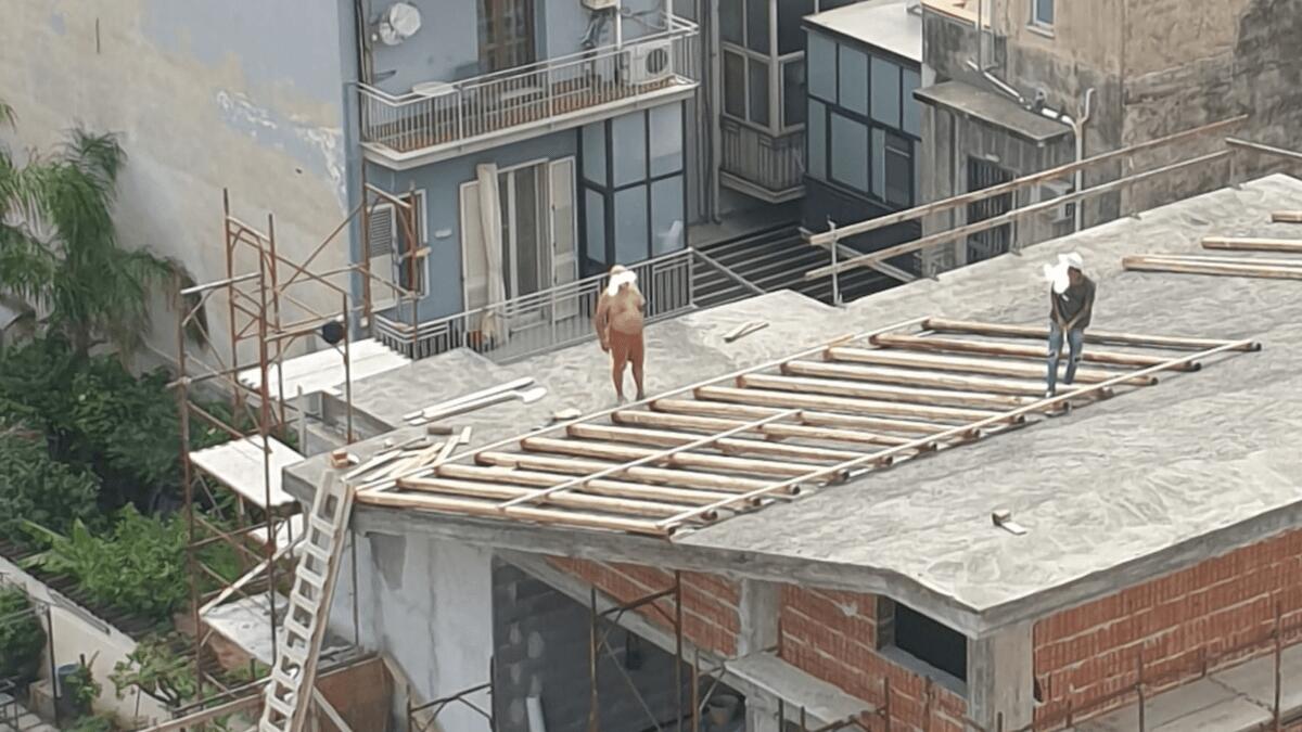 Cantiere edile a Catania con operai sopra tetti bagnati e senza dispositivi di sicurezza: la denuncia - 