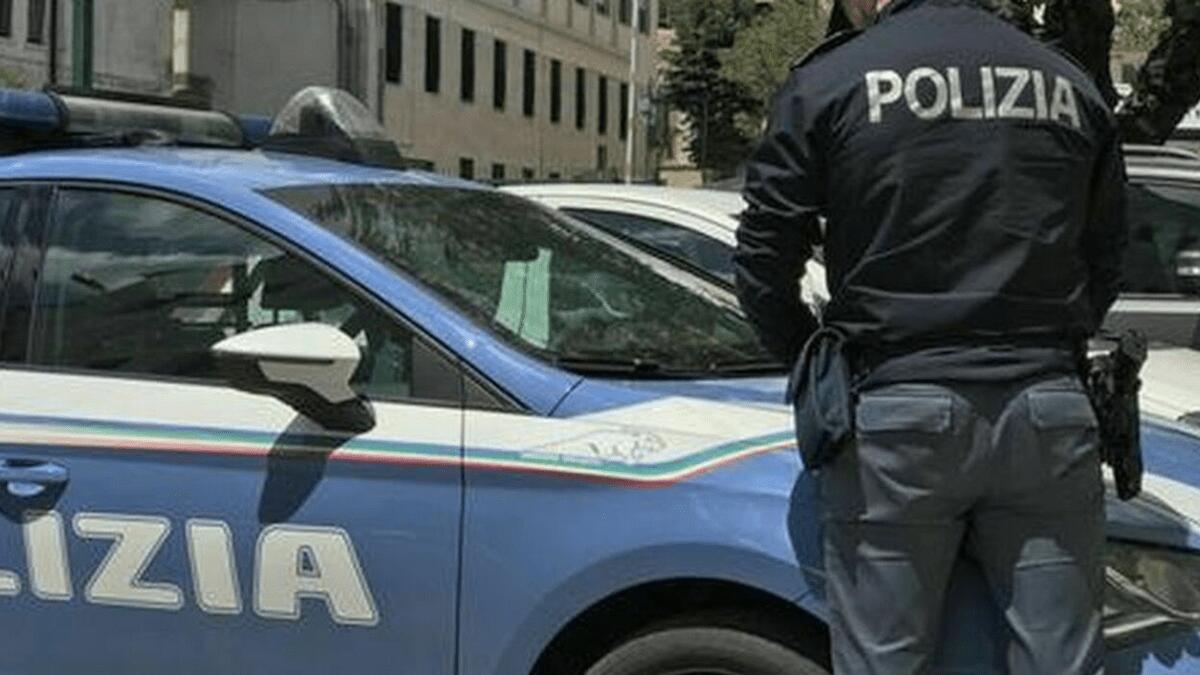 Giovani sfondano portone per picchiarlo con bastone: costretto a lanciarsi nel vuoto per salvarsi - 