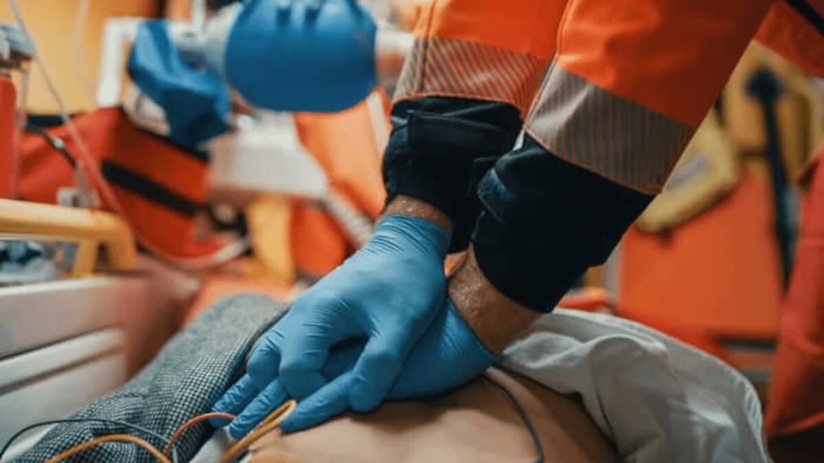 72enne a rischio annegamento salvato da due bagnanti e un medico: recuperato cianotico - 