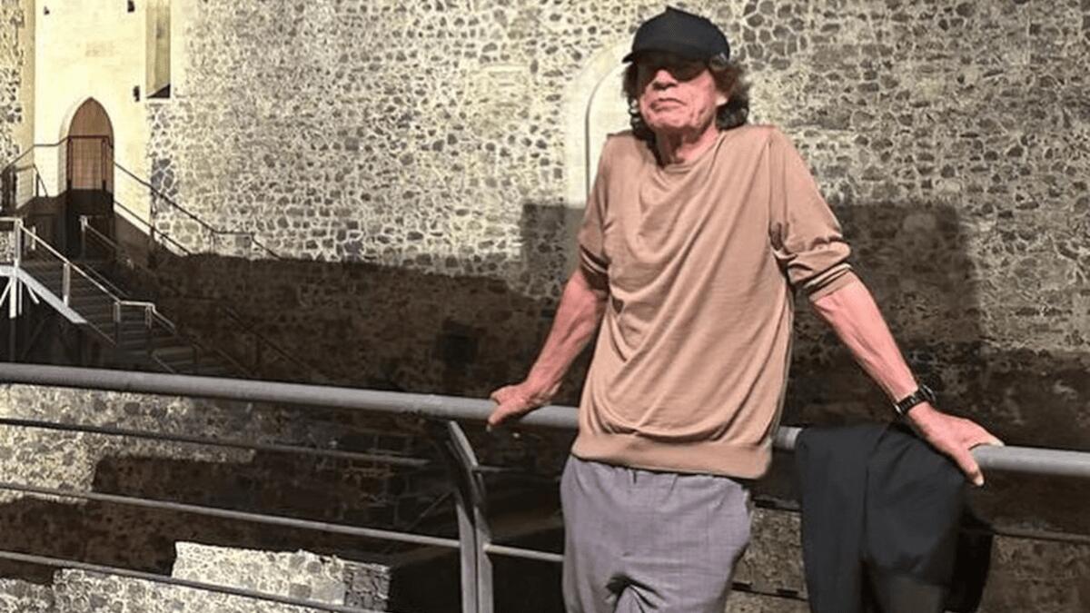 Mick Jagger a spasso per Catania: la leggenda del rock si concede una foto al Castello Ursino - 