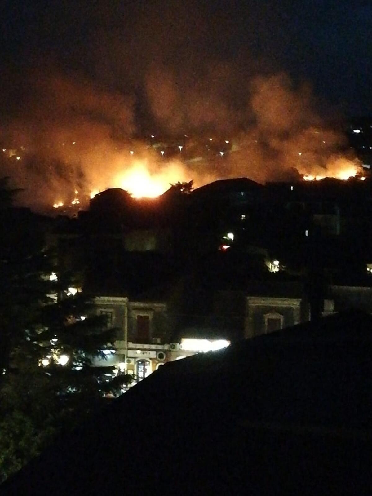 Mascalucia, ampio rogo sveglia la popolazione. Ecco il video e le immagini sconvolgenti delle fiamme - 