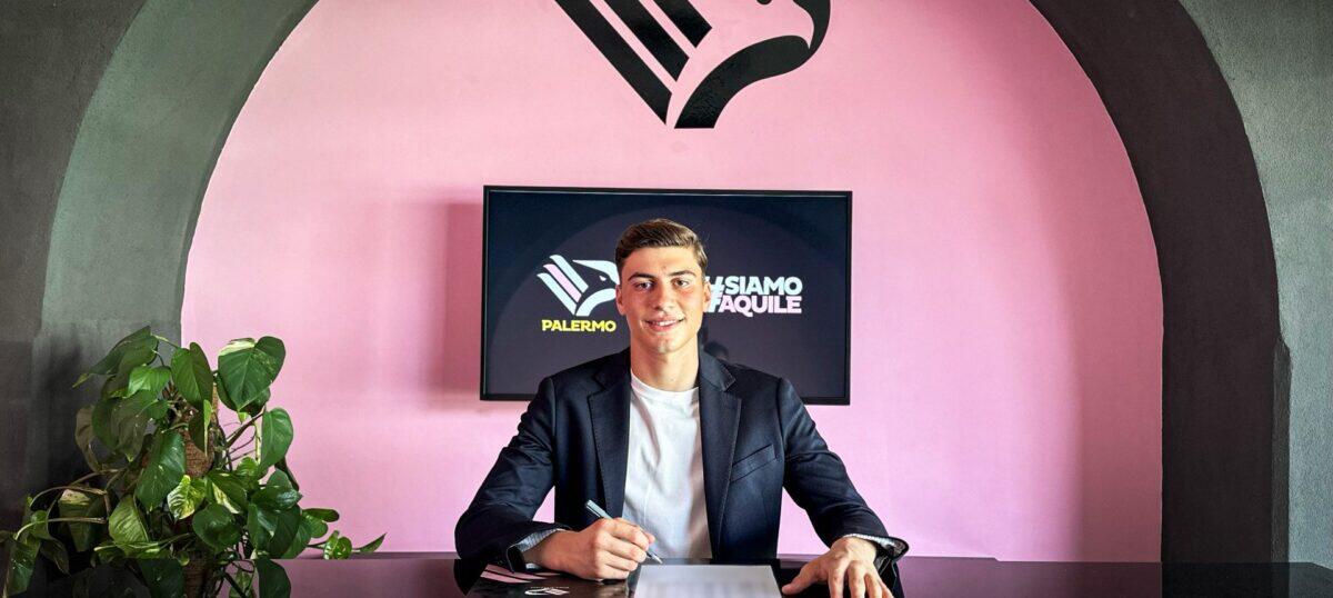 Manfredi Nespola firma il suo primo contratto da professionista con il Palermo FC: un nuovo talento si unisce alla famiglia rosanero! - 