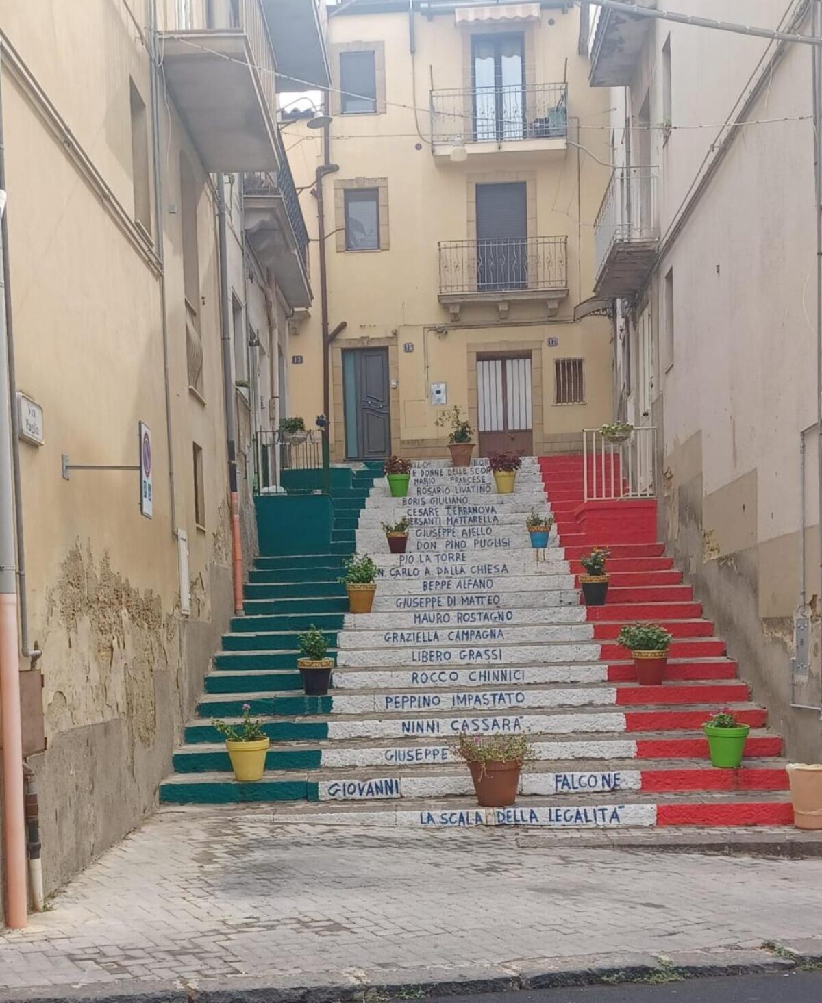 Inaugurazione della ‘Scala della legalità’ a Caltagirone: un omaggio al piccolo Giuseppe Aiello e alla lotta contro la mafia - 