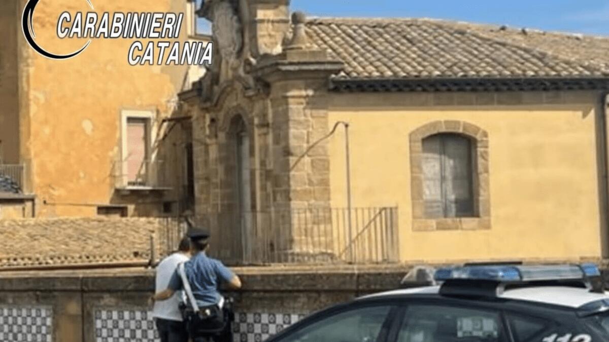 Tentato suicidio nel Catanese: salvato in extremis mentre era appeso solamente a dei cavi elettrici - 