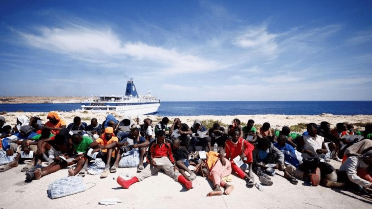 Lampedusa al collasso per l’emergenza migranti chiede aiuto: oltre 300 trasferimenti a Catania - 
