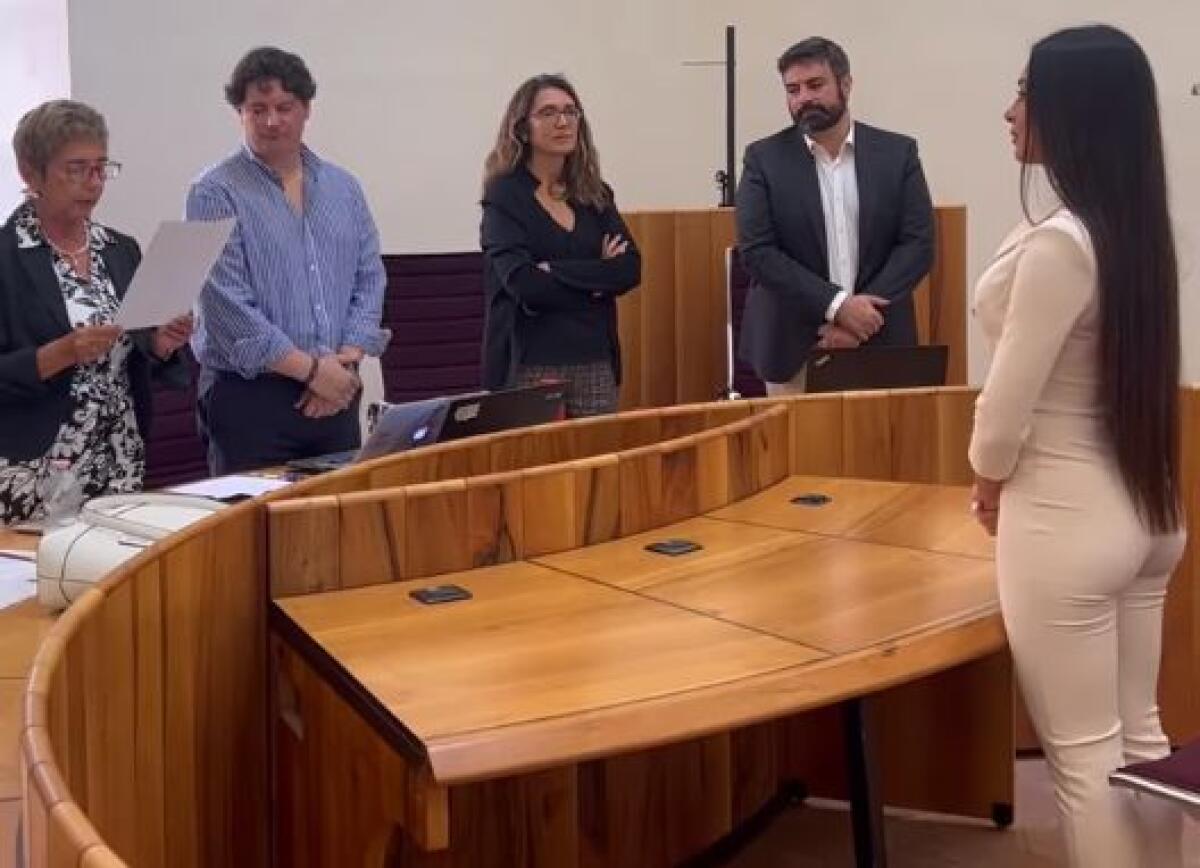 Orgoglio catanese, Naomi Moschitta si laurea. Congratulazioni ad uno dei volti noti della tv locale - 