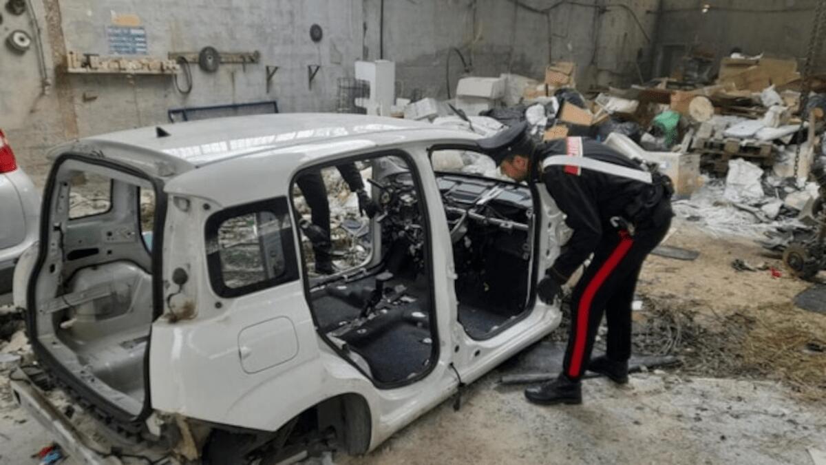 Furto su commissione: marocchino colto in flagrante mentre smonta Fiat Panda in strada, denunciato - 