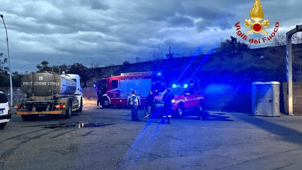 Fiamme nel Catanese, diverse zone colpite: incendio in hub migranti (ex mercato ortofrutticolo) - 