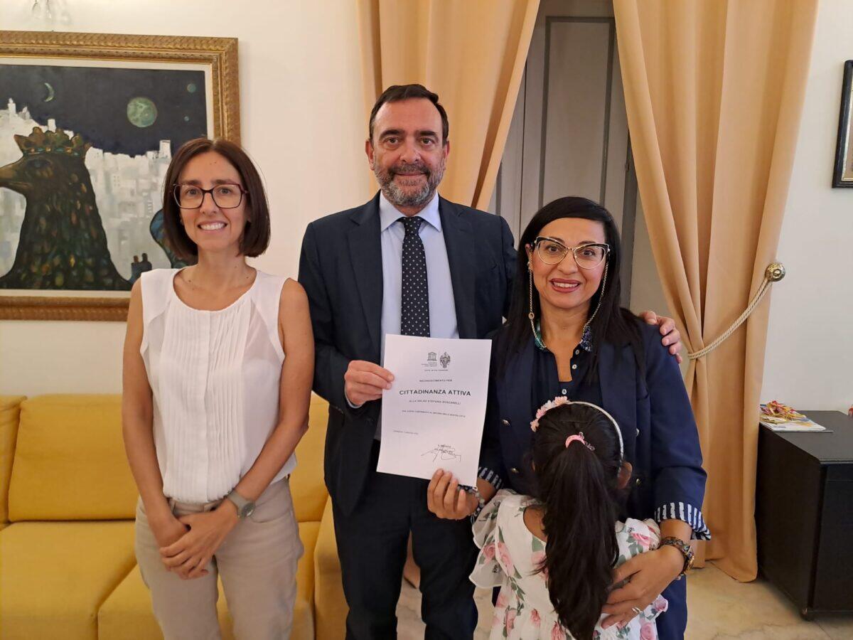 Stefania Boscarelli premiata per la sua cittadinanza attiva nel mantenere pulita la città di Caltagirone - 